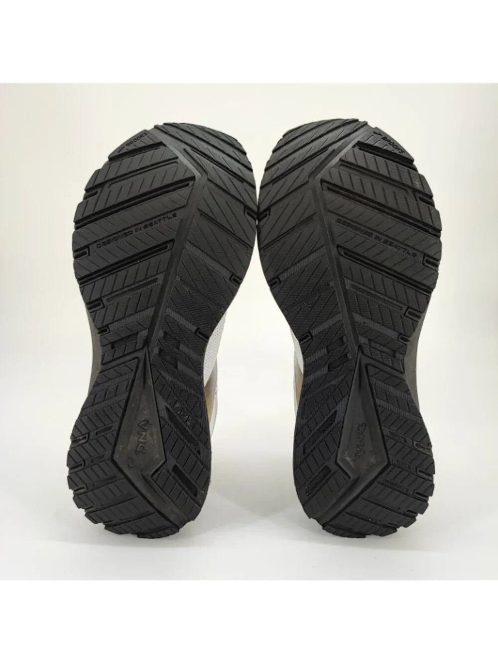 Brooks Revel 4 Women's Size 10.5 US Running Shoes Knit Black White 1203371B121